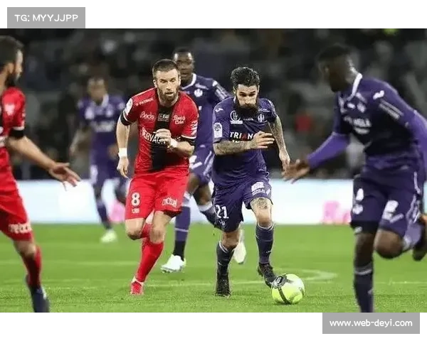 图卢兹主场对阵尼斯，主队进攻阵型压制对手